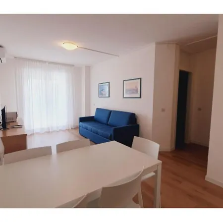Delightful Lateral Sea View Flat Lejlighed